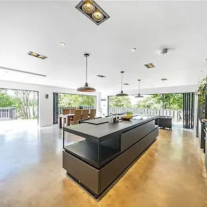 designer-home-on-a-hill-with-magical-views-of-london-5br.cambridgehotelsuk.com/
